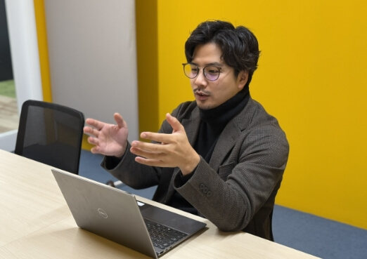 サービス責任者がインタビューを受けている写真