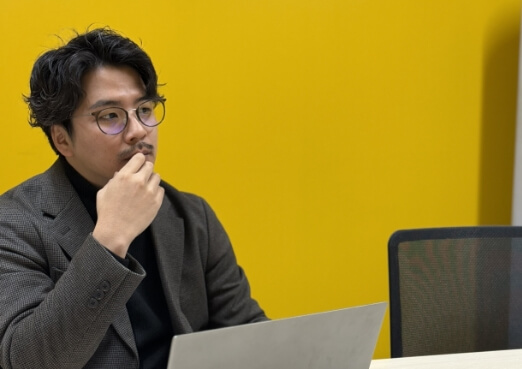 サービス責任者がインタビューを受けている写真